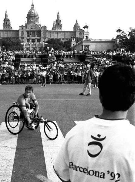 España encontró un tipo de deporte diferente, lleno de ilusión, en el que destacaba la cercanía de los atletas y la falta de presión. Las cámaras habían desaparecido y solo quedaban los deportistas y el calor de un público que respondió positivamente y de forma inesperada, superando con creces las expectativas. Según datos del Comité Paralímpico Español, 2,3 millones de personas presenciaron alguna competición de los Juegos y 65.000 vieron a Antonio Rebollo encencer el pebetero en la ceremonia de inauguración en Montjuic, de la misma forma que lo había hecho semanas antes con los Olímpicos.
