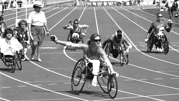 Tras el éxito de los Juegos Olímpicos, Barcelona se volvió a engalanar durante 12 días para vivir una nueva experiencia única en nuestro deporte. España acogía por primera vez unos Juegos Paralímpicos y, a base de humildad y esfuerzo, se consideran todavía, 28 años después, los mejor organizados de la historia, en competencia con los de Londres 2012, celebrados en un país con una enorme cultura deportiva en este ámbito.