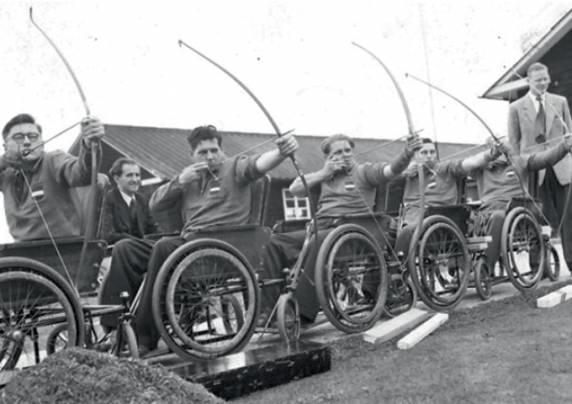 Una de las sesiones de deporte de Ludwig Guttmann en el hospital.