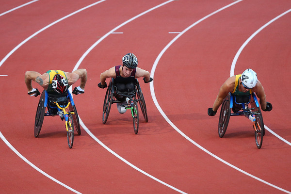 Richard Nicholson, Rheed McCracken y Kurt Fearnley compiten en los 800m de hombres en silla de ruedas durante el Campeonato de Australia de Atletismo en el Centro de Deportes y Atletismo de Queensland el 26 de marzo de 2015 en Brisbane, Australia.